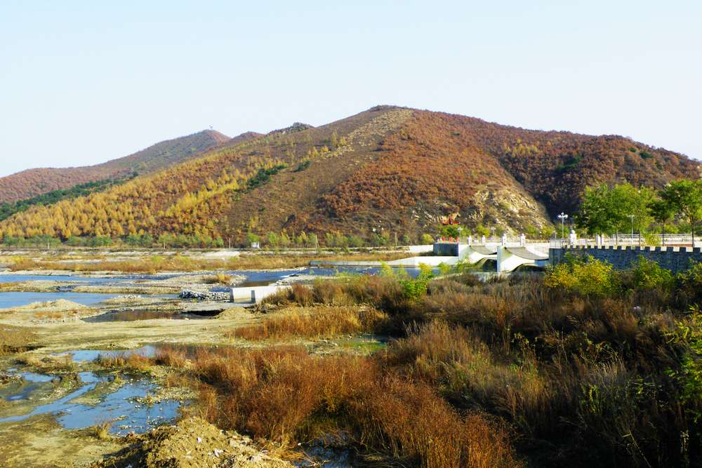 辽阳汤河温泉假日酒店西,坐落在辽宁省辽阳市弓长岭区汤河镇柳河